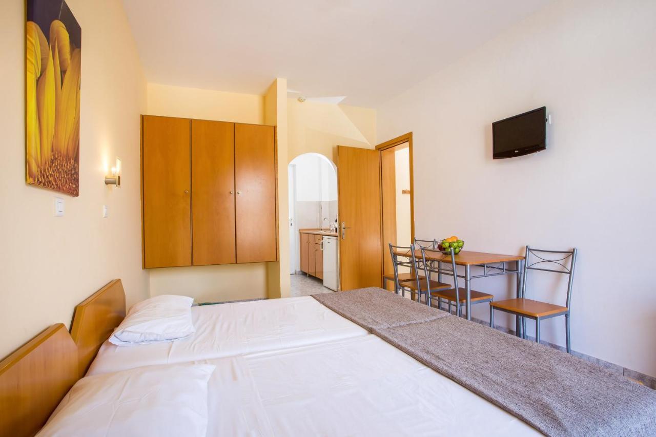 Dias Studios & Suites Faliraki Quarto foto