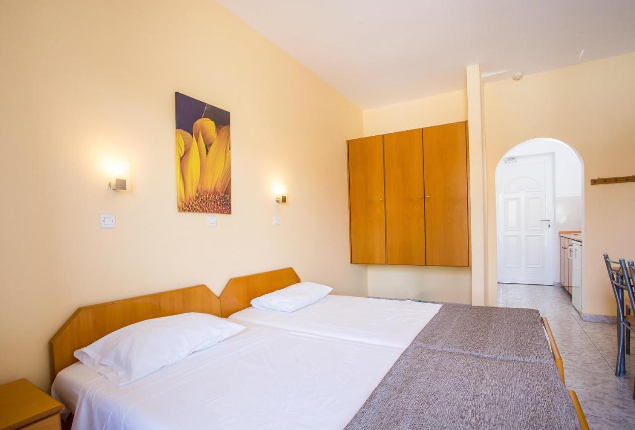 Dias Studios & Suites Faliraki Quarto foto
